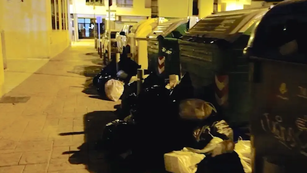 Acumulación de basura detrás del Ayuntamiento