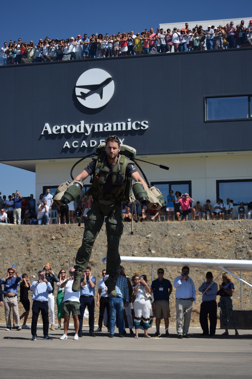 instantaneas de la presentación del hombre volador en las instalaciones de Aerodynamics Academy
