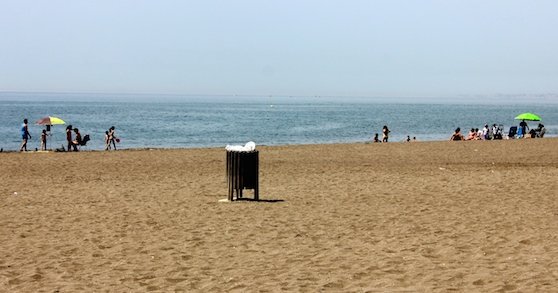 papelera playa basura