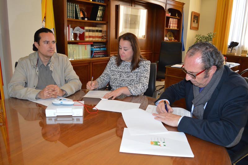 Momento Firma de convenio Colegio Veterinarios