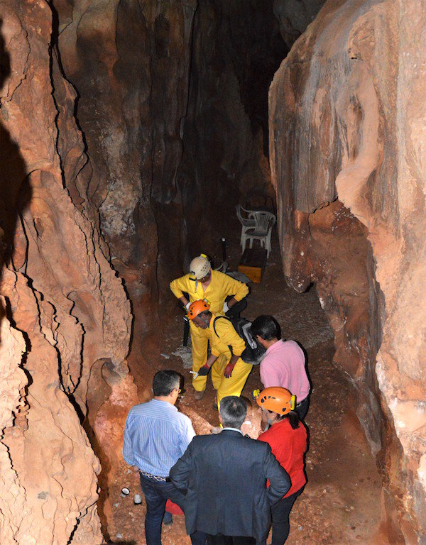 Visita al interior de la cueva de la Victoria 2