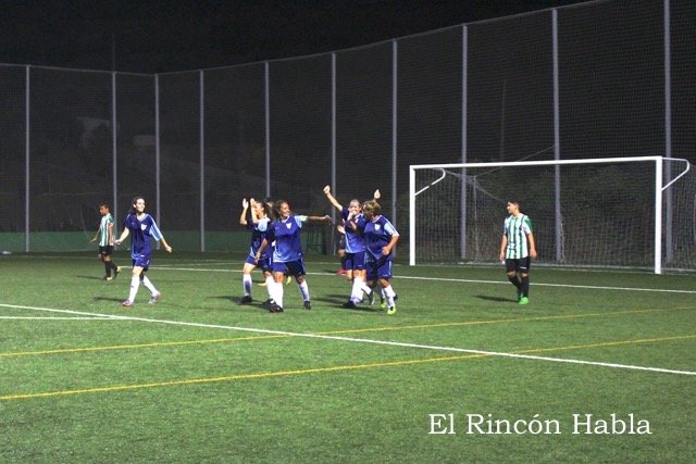 CD Benagalbón Femenino celebra su primer gol como equipo