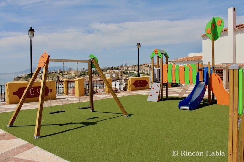 Parque infantil en urbanización las Pedrizas