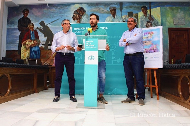 El alcalde Francisco Salado, Juan Gago, representante de Conciertos y eventos Málaga S.L., y el concejal de Deportes, Sergio Díaz