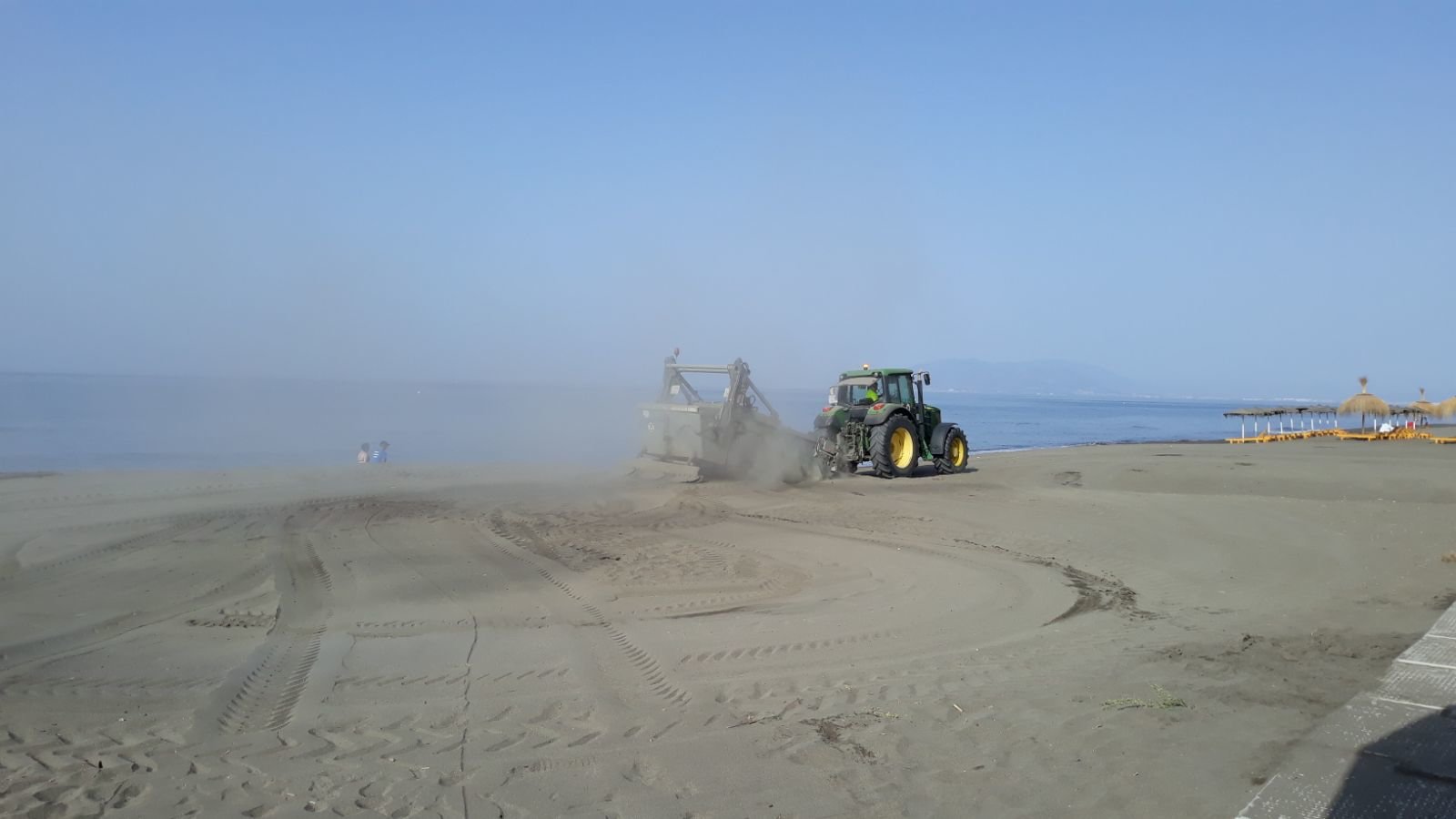 limpieza de la arena playa