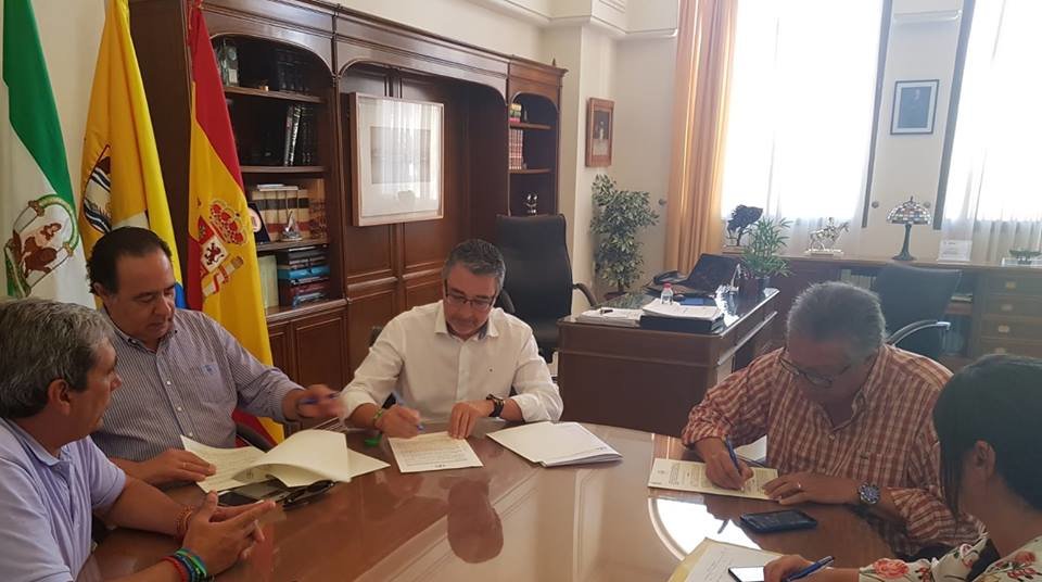 firma un convenio para ejecutar la conexión peatonal entre Huerta Julián y la Avenida del Mediterráneo