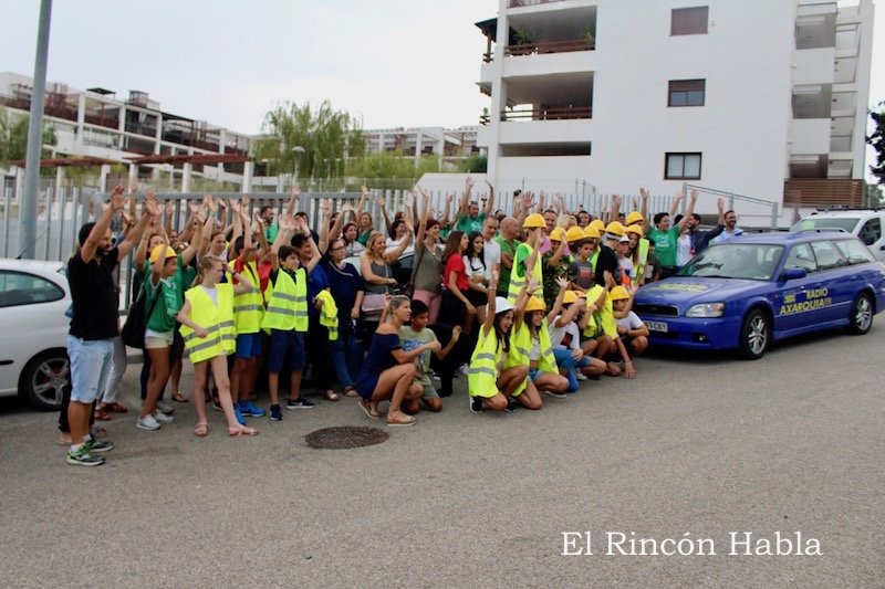 Padres y alumnos concentrados a primera hora_7162