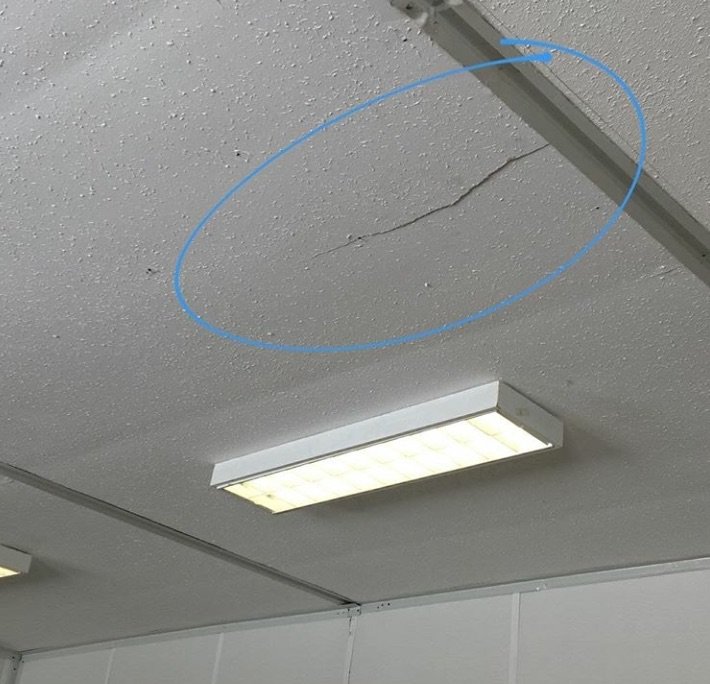 Detalle desperfecto aulas prefabricadas cuarto instituto