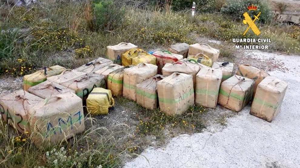 Fardos de hachís intervenidos durante el operativo_0330 990