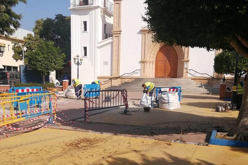 Plaza de la Iglesia de la Cala del Moral en obras