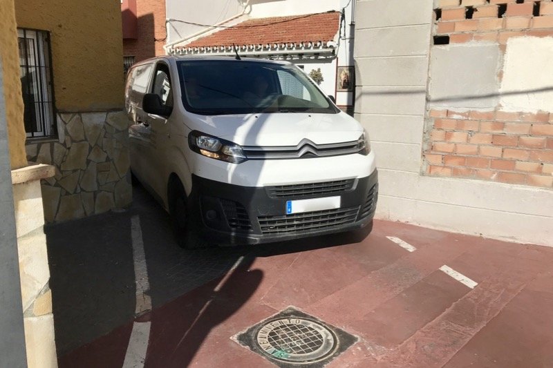 Acceso desde calle Victoria a bolsa aparcamiento telepizza_2026
