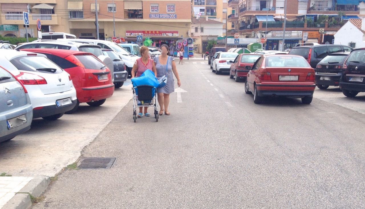 Peatones en Rincón de la Victoria.