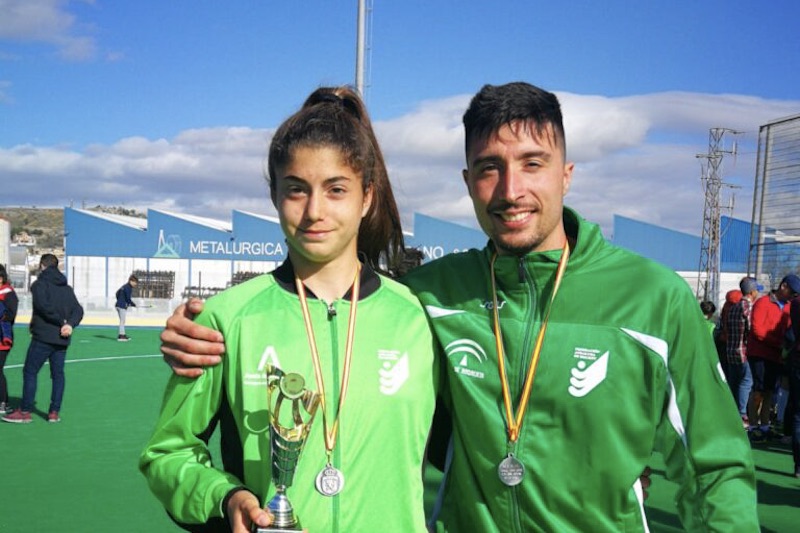 Marga Martínez de Miguel, mejor jugadora del Campeonato deEspaña Sub 14, junto a David Salso, entrenador del CDH La Candelaria.