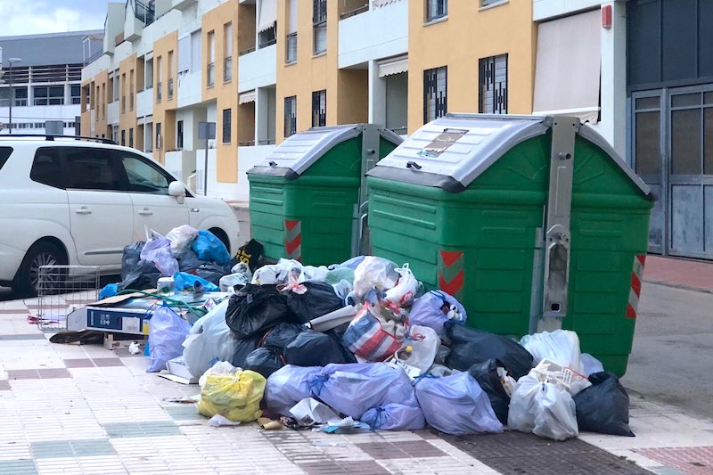 Basura fuera de contenedores