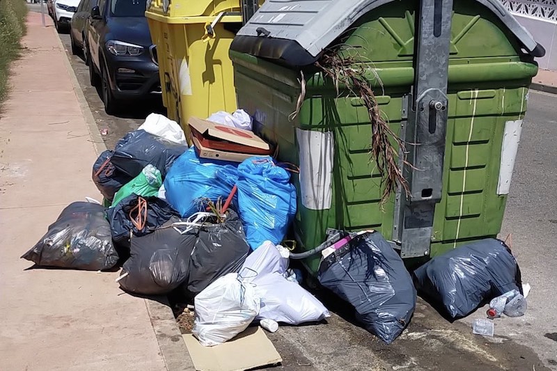 Acumulacion de basura calle Estados Unidos