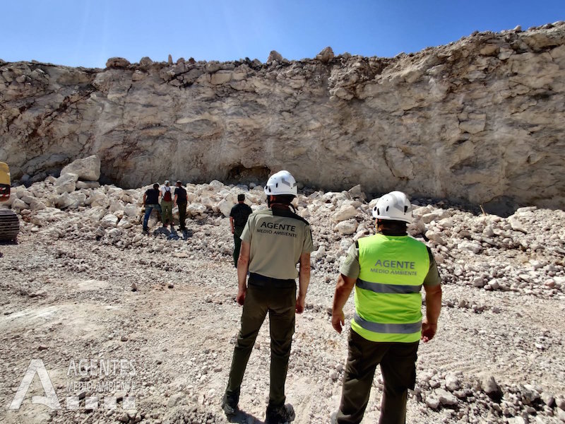 Agentes medio ambiente visitan cueva maravilla balnca Cementera