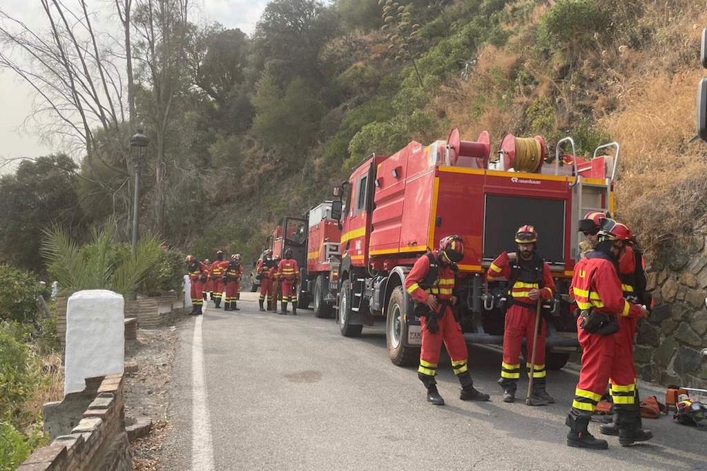 Efectivos desplazados al incendio de Sierra Bermeja 2